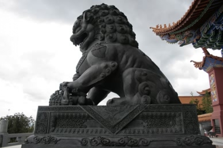 Lions devant la porte en Chine